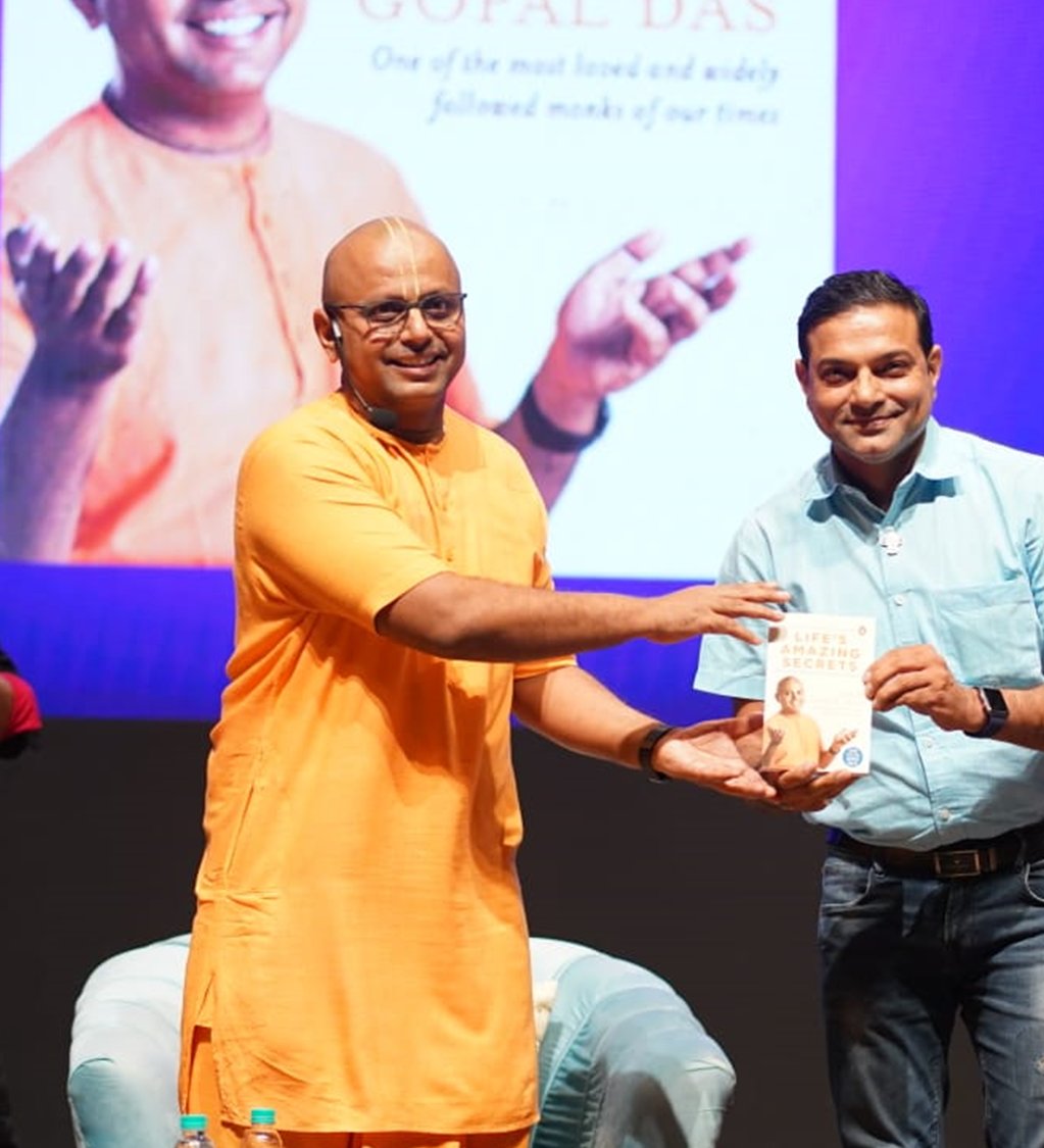 It was heavenly evening yesterday at <a href="/MYFMIndia/">MY FM</a> Jalwa, Jaipur with <a href="/gaurgopald/">Gaur Gopal Das</a> talking about "Lessons of Life". it was packed house and the audience thoroughly enjoyed the interaction with the lifestyle coach &amp; motivational speaker.