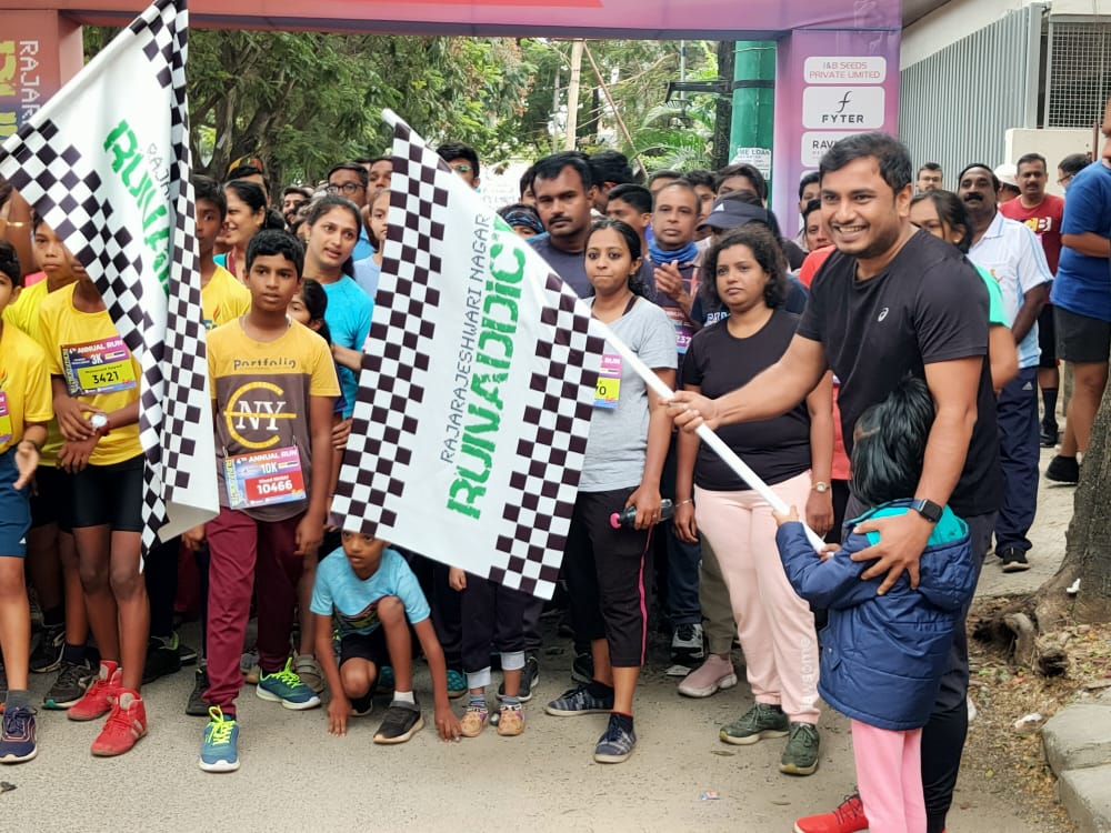 JagdishRChandra's tweet photo. ರಾಜರಾಜೇಶ್ವರಿನಗರದ #RunAddicts ಸಂಸ್ಥೆಯು, #EducationForRuralChildren ಎನ್ನುವ ಉತ್ತಮ ಕಾರ್ಯಕ್ಕಾಗಿ ಆಯೋಜಿಸಿದ 3k, 5k, 10k ಗಳ ಓಟದಲ್ಲಿ ಪಾಲ್ಗೊಳ್ಳಲಾಯಿತು. ಇದರಲ್ಲಿ ವಯೋಮಿತಿಯ ಭೇದವಿಲ್ಲದೆ 4 ಸಾವಿರಕ್ಕೂ ಅಧಿಕ ಜನರು ಭಾಗವಹಿಸಿದ್ದರು. 94 ವರ್ಷದ ಹಿರಿಯರಾದ ಶ್ರೀ ದತ್ತಾತ್ರೇಯರವರು 5 ಕಿಮೀ ಓಟ ಓಡಿರುವುದು ವಿಶೇಷವಾಗಿತ್ತು. https://t.co/VPZTXpz6xE