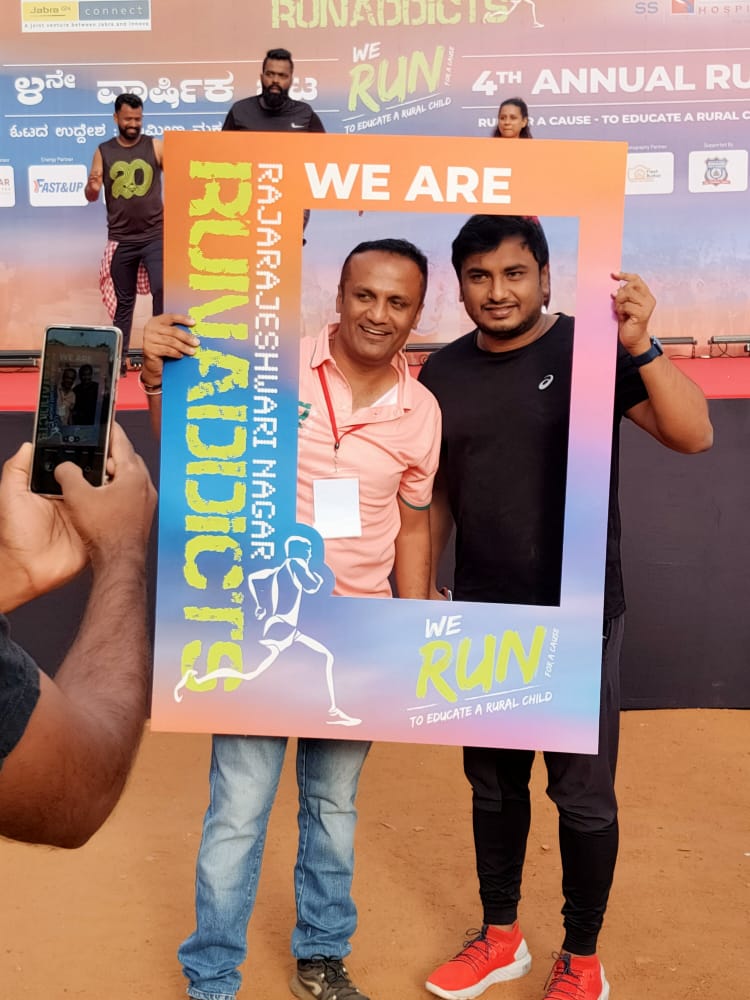 JagdishRChandra's tweet photo. ರಾಜರಾಜೇಶ್ವರಿನಗರದ #RunAddicts ಸಂಸ್ಥೆಯು, #EducationForRuralChildren ಎನ್ನುವ ಉತ್ತಮ ಕಾರ್ಯಕ್ಕಾಗಿ ಆಯೋಜಿಸಿದ 3k, 5k, 10k ಗಳ ಓಟದಲ್ಲಿ ಪಾಲ್ಗೊಳ್ಳಲಾಯಿತು. ಇದರಲ್ಲಿ ವಯೋಮಿತಿಯ ಭೇದವಿಲ್ಲದೆ 4 ಸಾವಿರಕ್ಕೂ ಅಧಿಕ ಜನರು ಭಾಗವಹಿಸಿದ್ದರು. 94 ವರ್ಷದ ಹಿರಿಯರಾದ ಶ್ರೀ ದತ್ತಾತ್ರೇಯರವರು 5 ಕಿಮೀ ಓಟ ಓಡಿರುವುದು ವಿಶೇಷವಾಗಿತ್ತು. https://t.co/VPZTXpz6xE