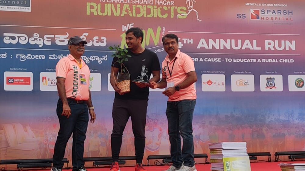 JagdishRChandra's tweet photo. ರಾಜರಾಜೇಶ್ವರಿನಗರದ #RunAddicts ಸಂಸ್ಥೆಯು, #EducationForRuralChildren ಎನ್ನುವ ಉತ್ತಮ ಕಾರ್ಯಕ್ಕಾಗಿ ಆಯೋಜಿಸಿದ 3k, 5k, 10k ಗಳ ಓಟದಲ್ಲಿ ಪಾಲ್ಗೊಳ್ಳಲಾಯಿತು. ಇದರಲ್ಲಿ ವಯೋಮಿತಿಯ ಭೇದವಿಲ್ಲದೆ 4 ಸಾವಿರಕ್ಕೂ ಅಧಿಕ ಜನರು ಭಾಗವಹಿಸಿದ್ದರು. 94 ವರ್ಷದ ಹಿರಿಯರಾದ ಶ್ರೀ ದತ್ತಾತ್ರೇಯರವರು 5 ಕಿಮೀ ಓಟ ಓಡಿರುವುದು ವಿಶೇಷವಾಗಿತ್ತು. https://t.co/VPZTXpz6xE