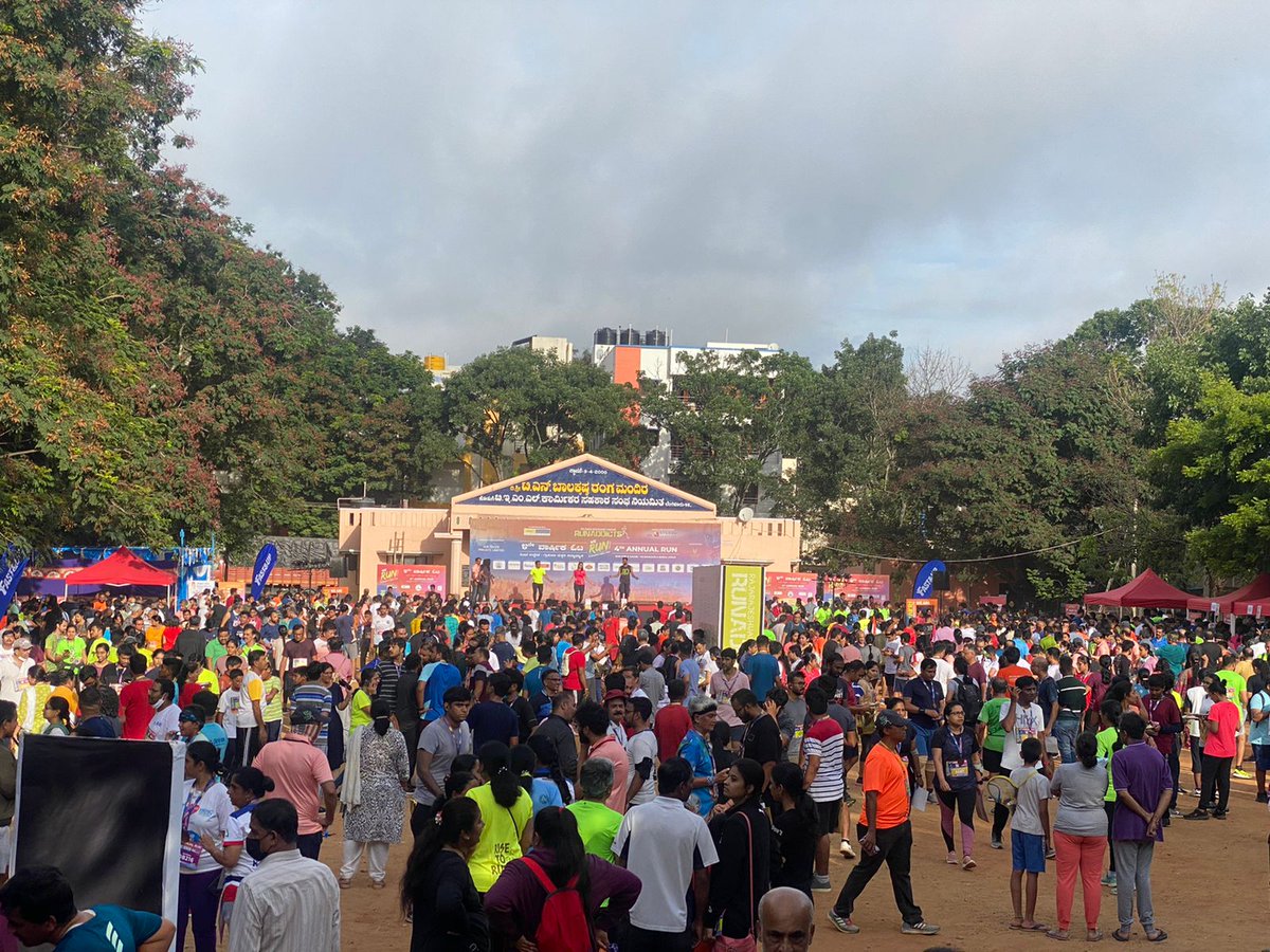 JagdishRChandra's tweet photo. ರಾಜರಾಜೇಶ್ವರಿನಗರದ #RunAddicts ಸಂಸ್ಥೆಯು, #EducationForRuralChildren ಎನ್ನುವ ಉತ್ತಮ ಕಾರ್ಯಕ್ಕಾಗಿ ಆಯೋಜಿಸಿದ 3k, 5k, 10k ಗಳ ಓಟದಲ್ಲಿ ಪಾಲ್ಗೊಳ್ಳಲಾಯಿತು. ಇದರಲ್ಲಿ ವಯೋಮಿತಿಯ ಭೇದವಿಲ್ಲದೆ 4 ಸಾವಿರಕ್ಕೂ ಅಧಿಕ ಜನರು ಭಾಗವಹಿಸಿದ್ದರು. 94 ವರ್ಷದ ಹಿರಿಯರಾದ ಶ್ರೀ ದತ್ತಾತ್ರೇಯರವರು 5 ಕಿಮೀ ಓಟ ಓಡಿರುವುದು ವಿಶೇಷವಾಗಿತ್ತು. https://t.co/VPZTXpz6xE