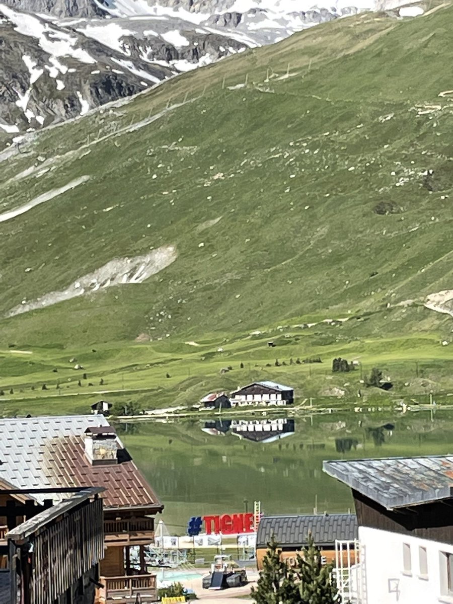 raftman63's tweet photo. #legislatives2022 12 juin 2022 le lac du Chevril (Tignes) sans eaux, les rivières quasi en étiage, #urgenceclimatique #changeonsdemonde https://t.co/dTa4G1m281