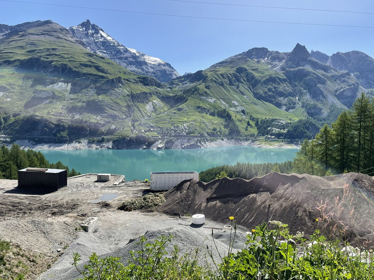 raftman63's tweet photo. #legislatives2022 12 juin 2022 le lac du Chevril (Tignes) sans eaux, les rivières quasi en étiage, #urgenceclimatique #changeonsdemonde https://t.co/dTa4G1m281