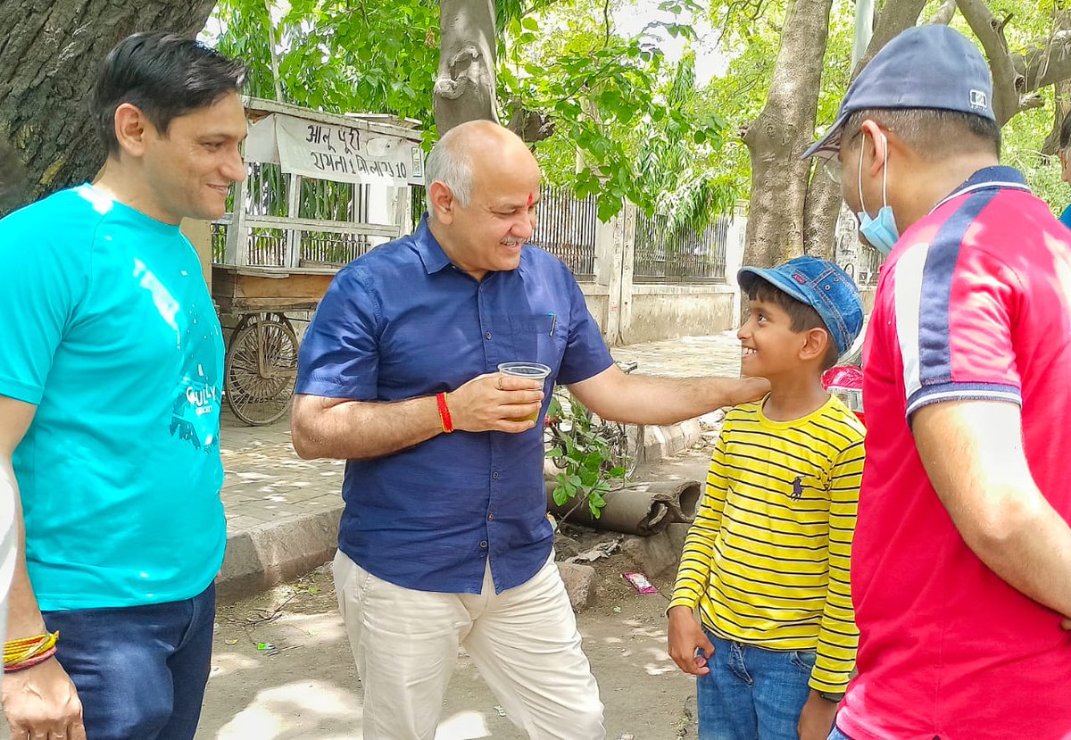 msisodia's tweet photo. दिल्ली की बढ़ती गर्मी में ठंडा गन्ने का जूस…..

और जब जूस सेंटर पर एक नया दोस्त भी बन जाए, तो उससे बेहतर क्या है! https://t.co/KPVGxAQw5a