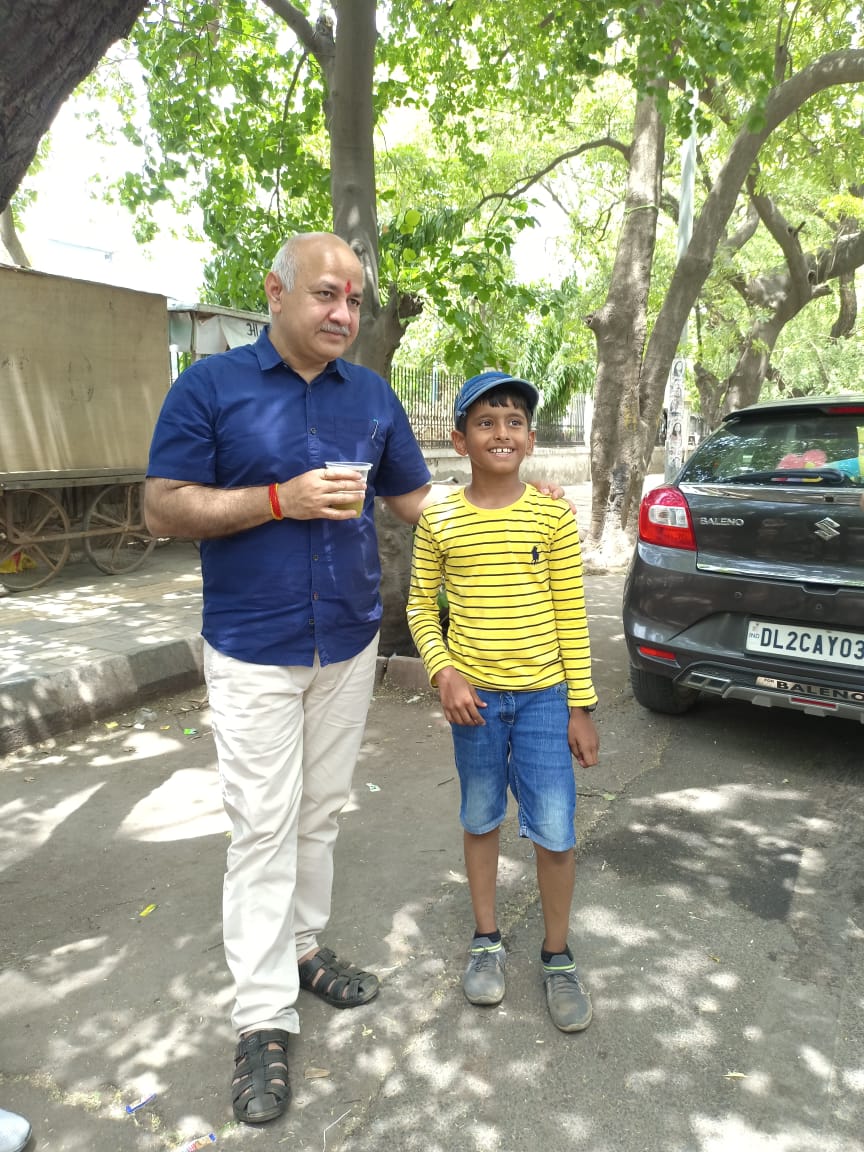 msisodia's tweet photo. दिल्ली की बढ़ती गर्मी में ठंडा गन्ने का जूस…..

और जब जूस सेंटर पर एक नया दोस्त भी बन जाए, तो उससे बेहतर क्या है! https://t.co/KPVGxAQw5a