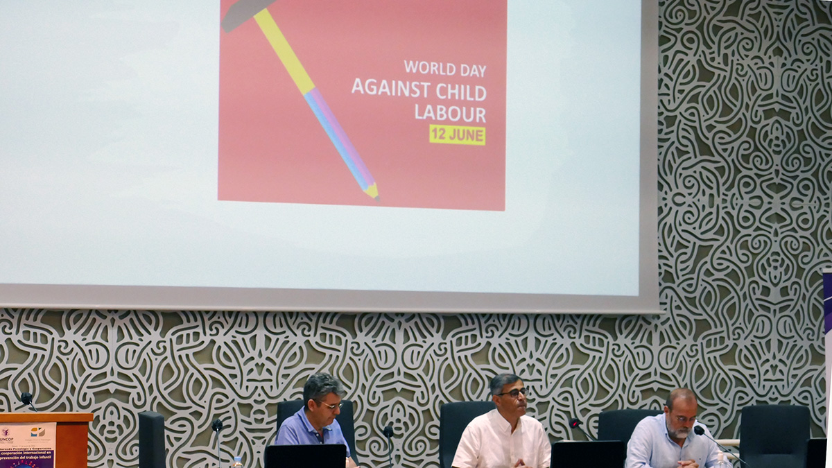 COP_AO's tweet photo. #12Junio #DíaMundialContraTrabajoInfantil
El doctor en #Psicología de la @unisevilla, Isidro Maya, ha señalado que el #trabajoinfantil ha aumentado en los últimos 4 años.
En la VI Jornada #PsicologíayCooperación de este fin de semana en @PsicologiaUS con @COP_AO y #FUNCOP https://t.co/NeipuauvQH