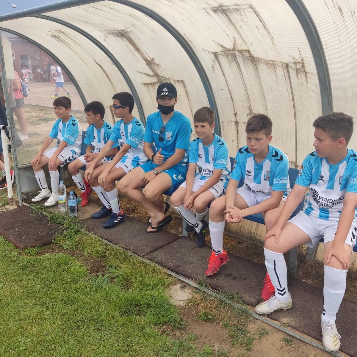 racingbenavente's tweet photo. TORNEO San Andres
Nuestro Alevin cayó en cuartos de final en los penaltis frente a @gijonindustrial
En la fase de grupos pleno de victorias y lograba el pase en octavos frente al Coyanza.
#juntosnuestrocorazonlatemasfuerte
#orgulloracinguista
#somosformacion
#proyecto3.0 https://t.co/YrVybaP3By