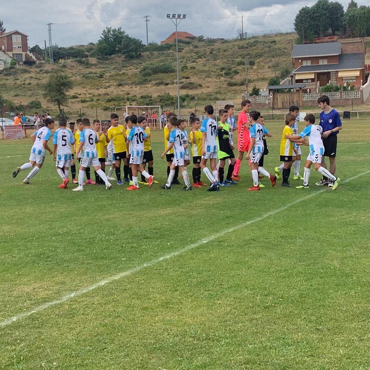 racingbenavente's tweet photo. TORNEO San Andres
Nuestro Alevin cayó en cuartos de final en los penaltis frente a @gijonindustrial
En la fase de grupos pleno de victorias y lograba el pase en octavos frente al Coyanza.
#juntosnuestrocorazonlatemasfuerte
#orgulloracinguista
#somosformacion
#proyecto3.0 https://t.co/YrVybaP3By