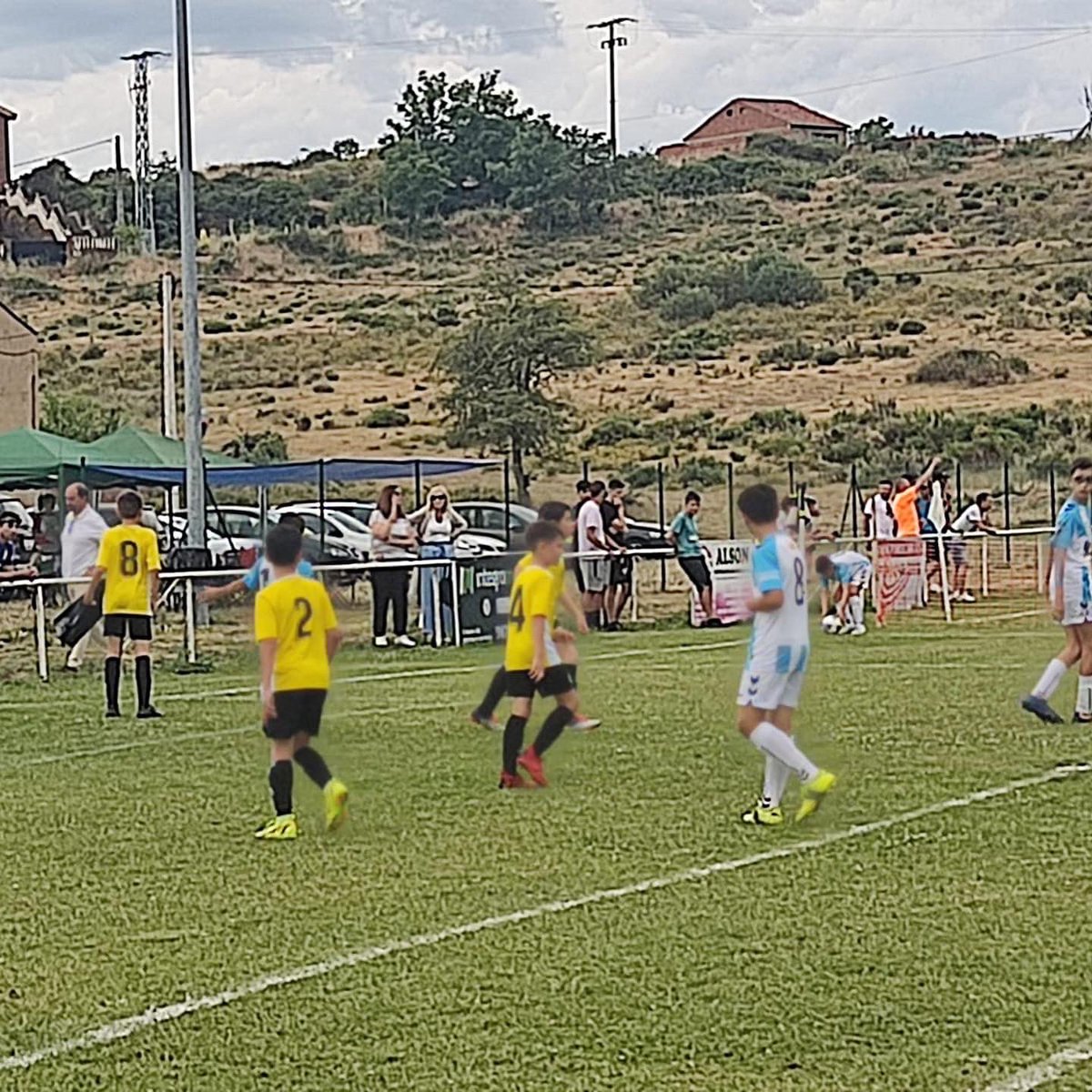 racingbenavente's tweet photo. TORNEO San Andres
Nuestro Alevin cayó en cuartos de final en los penaltis frente a @gijonindustrial
En la fase de grupos pleno de victorias y lograba el pase en octavos frente al Coyanza.
#juntosnuestrocorazonlatemasfuerte
#orgulloracinguista
#somosformacion
#proyecto3.0 https://t.co/YrVybaP3By
