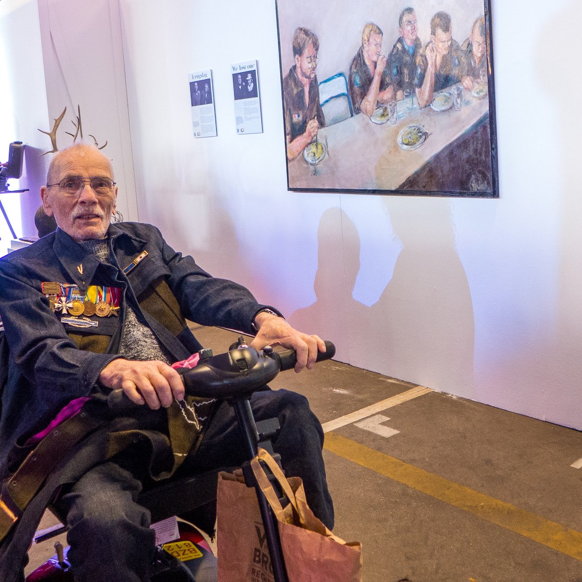 Juist nu.
Vandaag is #veteraan Ton Kelders 94 jaar geworden. Vrijdag overleed zijn lieve Olga (101) nu wil hij niet meer. Nog wel speelt hij een riedeltje voor de bewoners, omdat Olga dat zou graag willen.

Een kaartje voor Ton Kelders. 
Garstkamp 424
1103 PK Amsterdam

 pls #RT