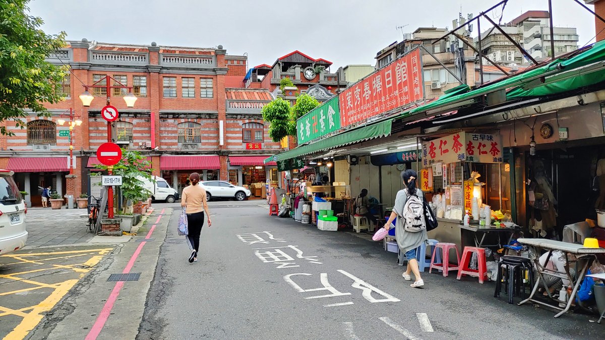 ★看影片：https://t.co/aMQl54OaOW 位於台北市迪化街商圈的「，全長約僅90公尺左右，以正常的步行速度，兩分鐘內即可走透....