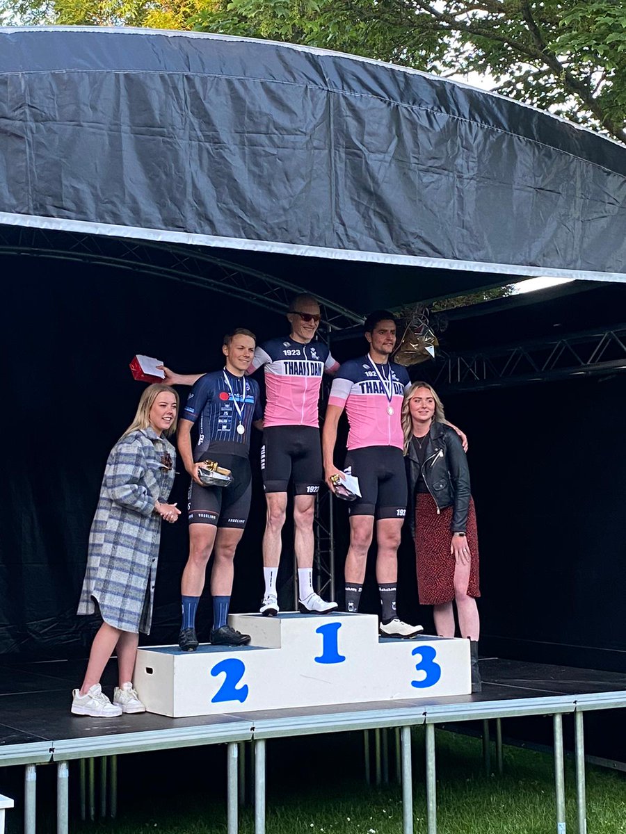 Gisteren na de NL Gravel Series in Zandvoort moest ik ook nog mijn thuisronde, Wielerronde van Aartswoud, rijden. Na 1,5e ronde van de 10 ben ik solo gegaan en pakte ik eindelijk de winst in Aartswoud!