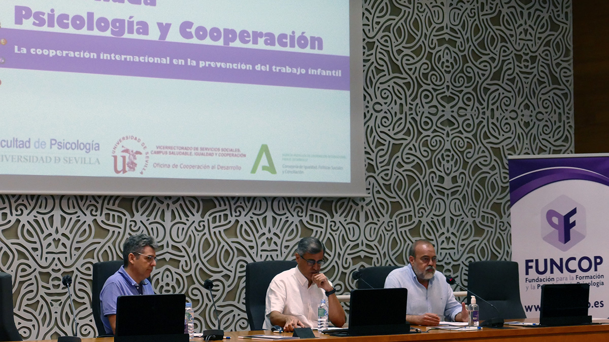 COP_AO's tweet photo. El doctor en #Psicología de la @unisevilla, Alfonso Luque, ha destacado los beneficios de invertir en #Educación y #ProtecciónSocial como garantías de desarrollo personal, #saludmental y #salud emocional.
✅VI Jornada #PsicologíayCooperación en @PsicologiaUS con @COP_AO y #FUNCOP https://t.co/JHrzH9BrxZ
