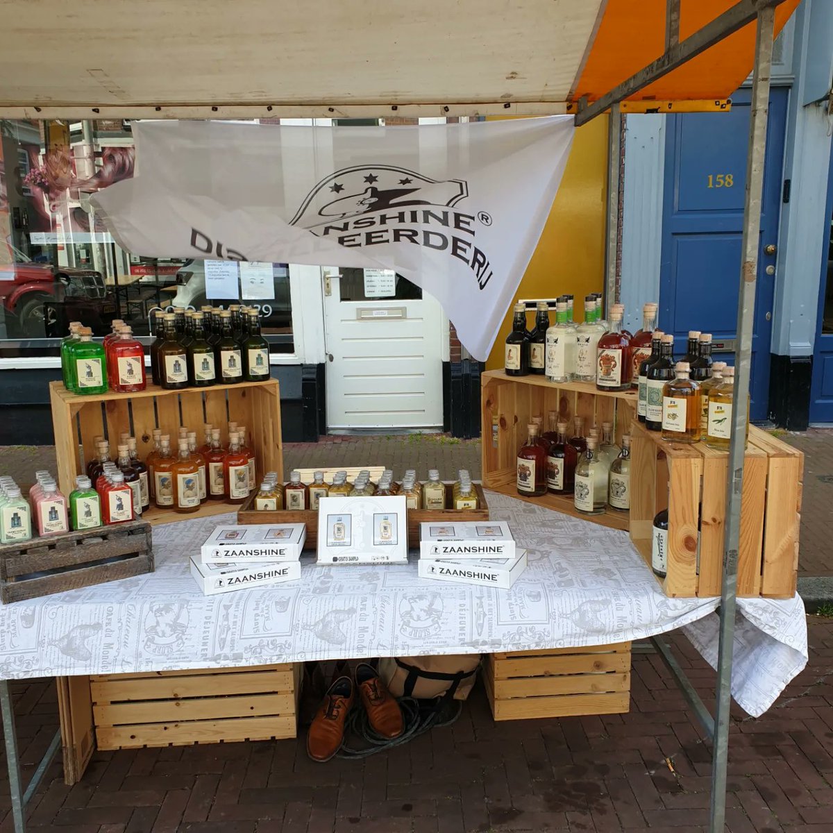 distilleerderij's tweet photo. De avonturen van een distillateur/ondernemer 

Vandaag (zondag 12 juni) vroeg op de fresh Markets braderie in Den Haag. De kraam is opgebouwd. Een eerste impressie. Wij kunnen beginnen. 

Drink met mate maar wel genoeg en met verstand. 
Kwaliteit is een keuze. https://t.co/7bfFPIbwTF