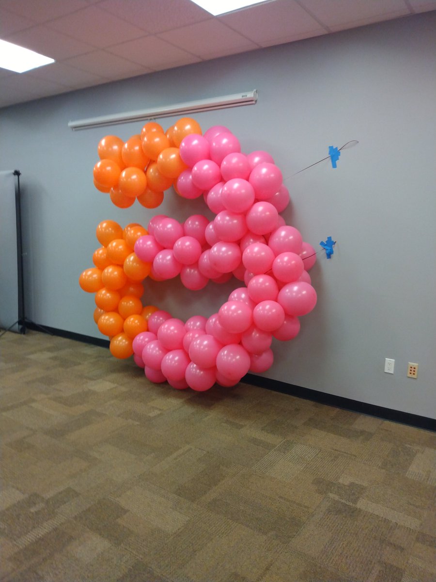 thewwofballoons's tweet photo. A business event https://t.co/qzU3Y3BhO7