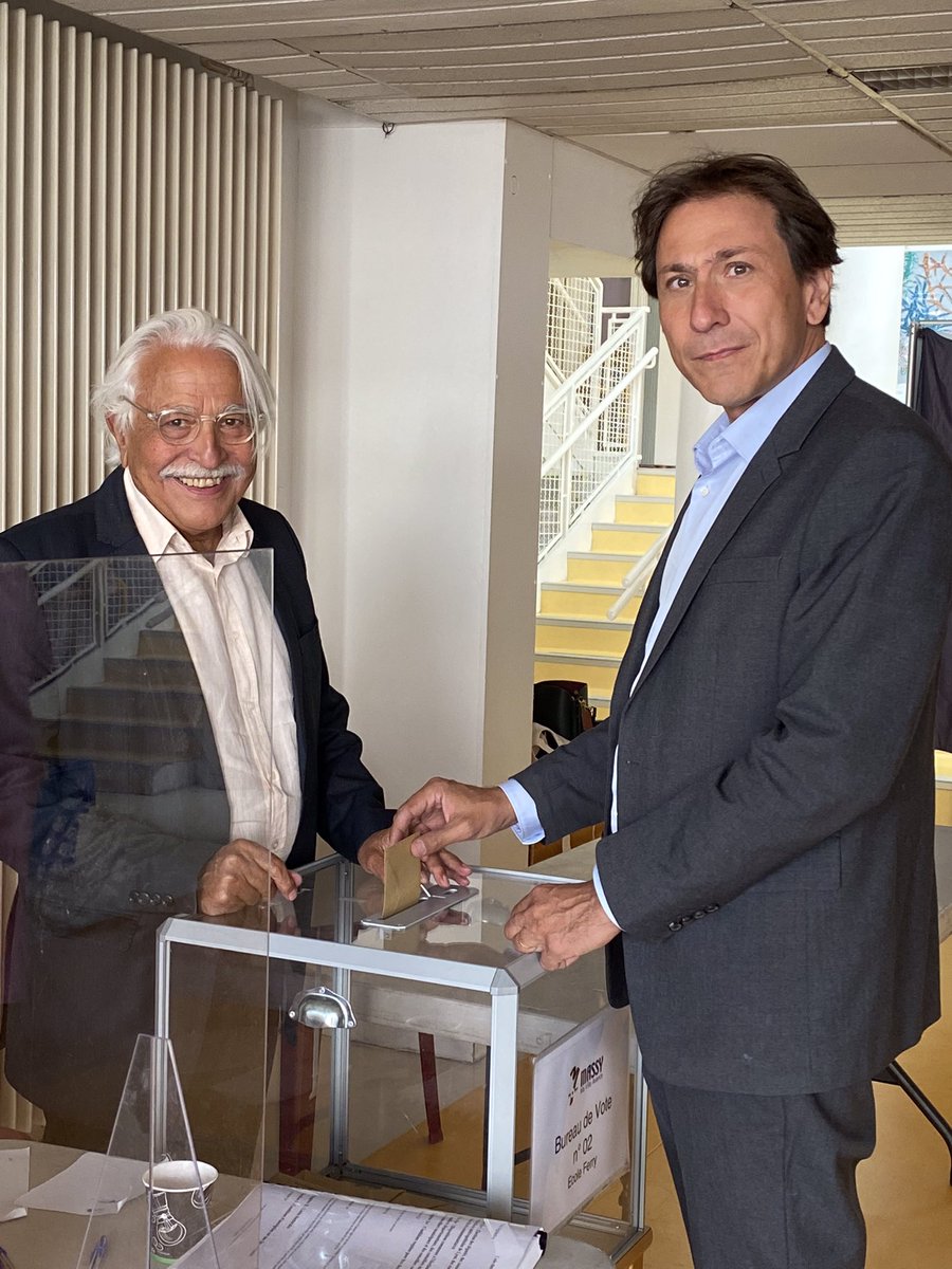 JeromeGuedj's tweet photo. A voté ce matin à Massy. La présidente du bureau de vote a eu la gentillesse de céder pour un instant la présidence à un de ses assesseurs, mon père Jean-Pierre. Qui participe depuis 1978 à l’organisation des bureaux de vote à Massy #émotion https://t.co/bzQYTDTbcN