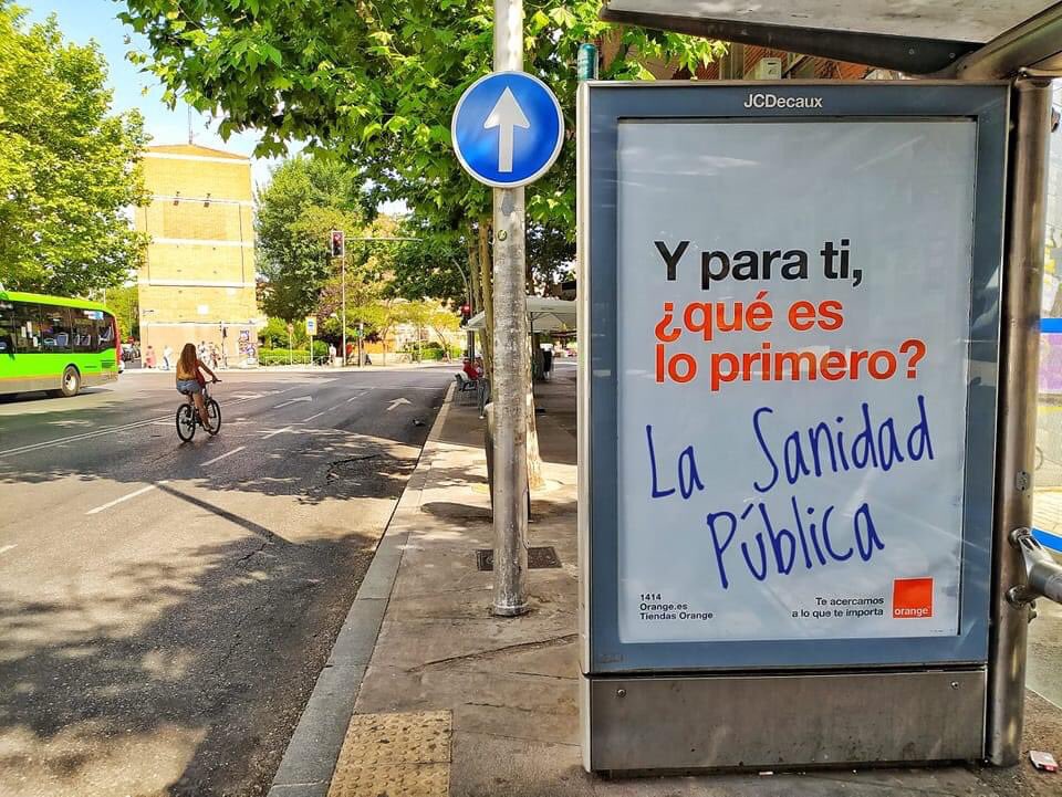 MalaMalamente's tweet photo. La mejor manera de usar un cartel publicitario. https://t.co/a5Me1LcIi3