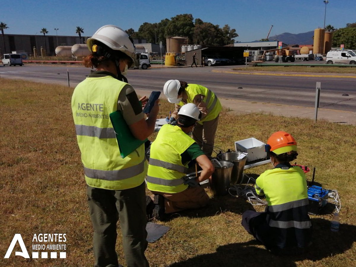 AAMM_And's tweet image. Los planes sectoriales de inspección conllevan la toma de muestras de vertidos y otros puntos de control. En este caso procedemos a la toma de muestras de piezómetros en #Cadiz, para comprobar el estado de las masas de aguas subterráneas, dada su importancia como recurso natural.