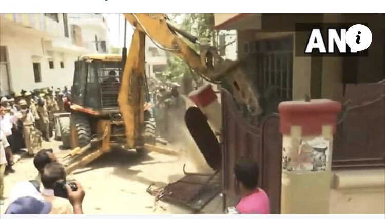 Safeer_nk's tweet photo. State sponsored terrorism in India , people those who protest against the sanghaparivar fascism in India, then the govt destroying their homes with Bulldozers  ….#upbulldozerRaj #upstatesponsordterrorism https://t.co/oi0egc3YFe