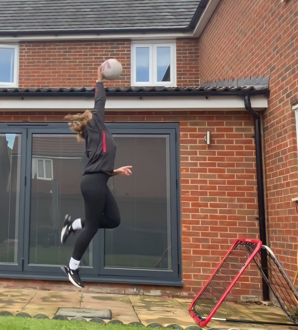 HAPPY 1ST BIRTHDAY TO MY NEW KNEE🥳🦵🏽it’s not been the easiest journey…but one i’ve learnt SO much from📚
Thanks for the resilience &amp; progress you’ve shown me these past 365 days. 
Here’s to a lifetime of strength, stability and safer landings🥂
Can’t wait to see you BIA soon🏐