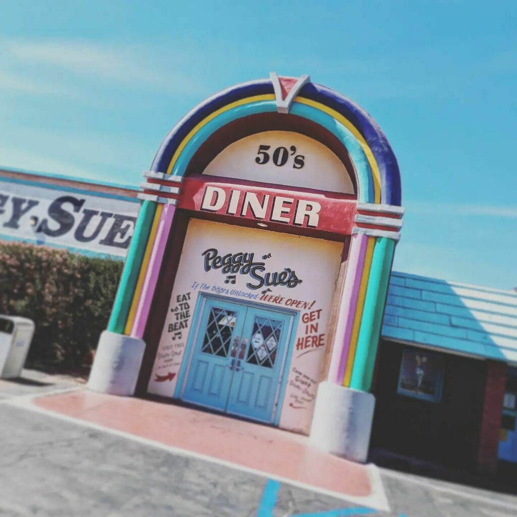 Finally managed to stop at peggy Sue's diner, such a cool place half way on the way to Vegas from LA. #peggysuesdiner #yermo #California #amricandiner instagr.am/p/Ceso2GTAkNm/