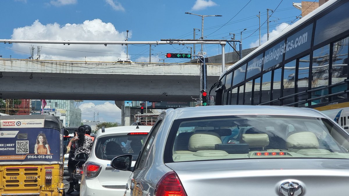 raghuramkb's tweet photo. @HYDTP traffic signal showing both red and green at Cyber towers signal. https://t.co/99hOsb4DgY