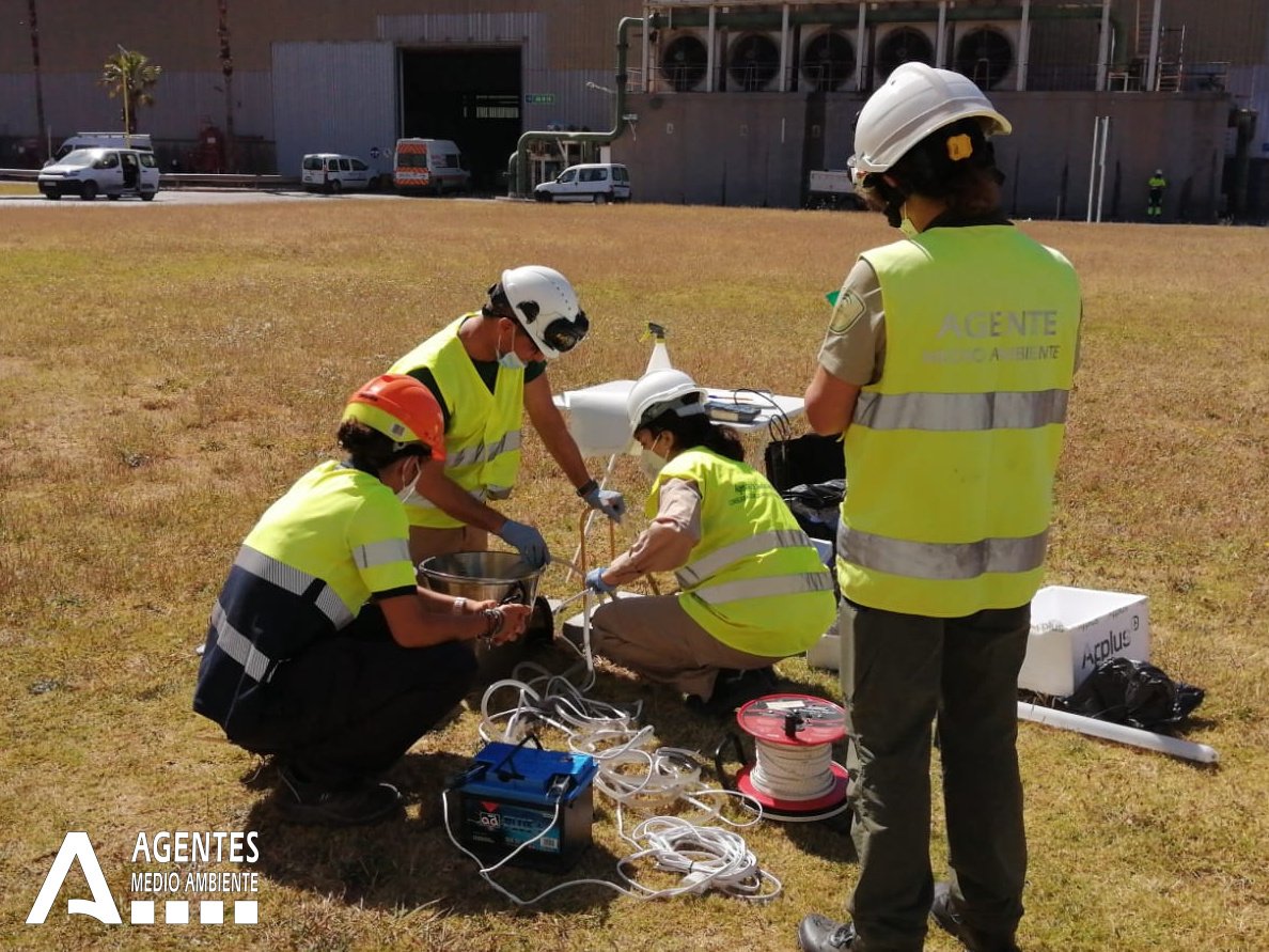 AAMM_And's tweet image. Los planes sectoriales de inspección conllevan la toma de muestras de vertidos y otros puntos de control. En este caso procedemos a la toma de muestras de piezómetros en #Cadiz, para comprobar el estado de las masas de aguas subterráneas, dada su importancia como recurso natural.