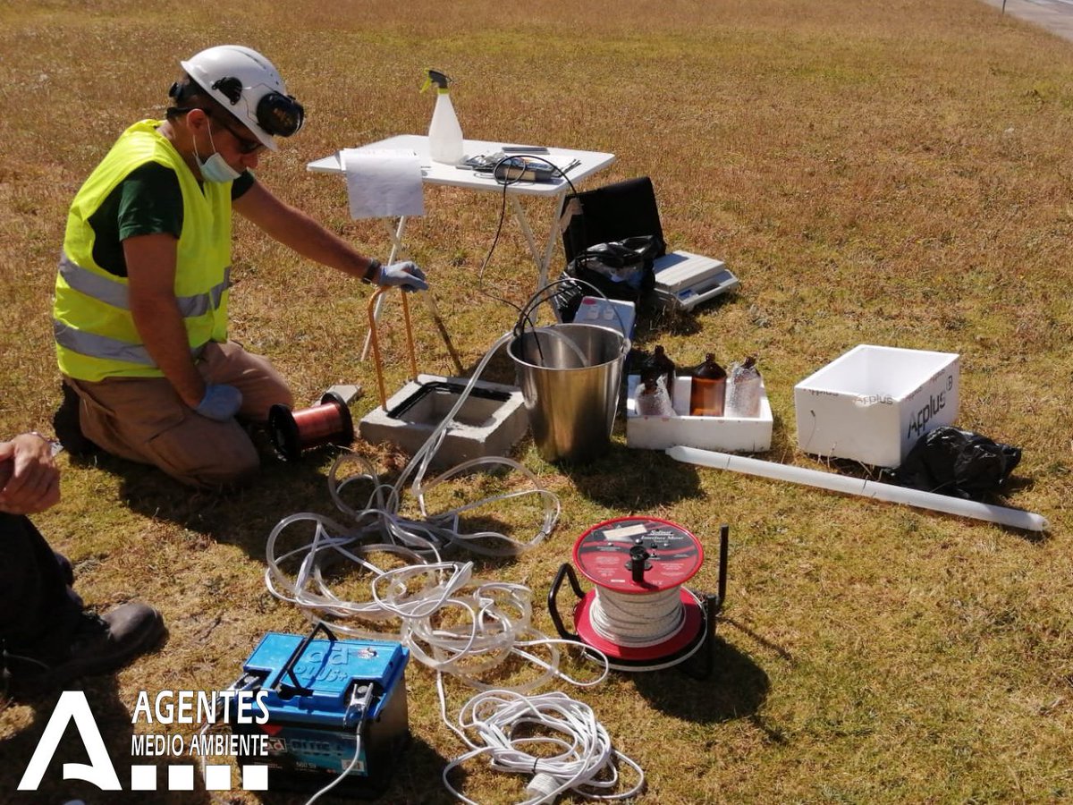 AAMM_And's tweet image. Los planes sectoriales de inspección conllevan la toma de muestras de vertidos y otros puntos de control. En este caso procedemos a la toma de muestras de piezómetros en #Cadiz, para comprobar el estado de las masas de aguas subterráneas, dada su importancia como recurso natural.