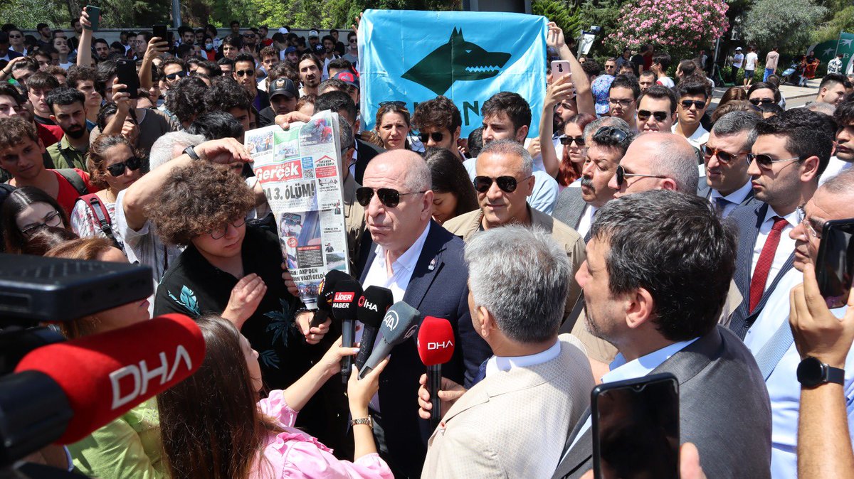umitozdag's tweet photo. Antalya’da Akdeniz Üniversitesi öğrencileri ile birlikte yurtlarda yaşanan intiharların üzerine gitmeyen, öğrencilerine gereken ilgiyi göstermeyen üniversite yönetimini göreve davet ettik. Zafer Partisi Türk gençliğinin yanında olmaya devam edecek. https://t.co/rsZSEnUJKY
