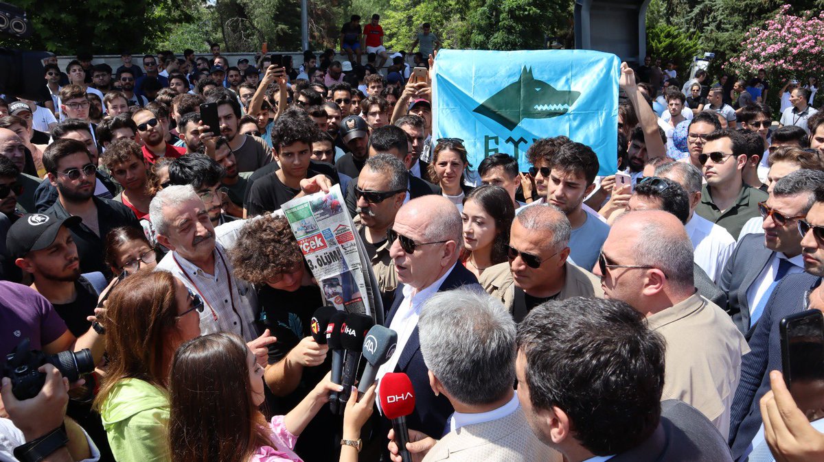 umitozdag's tweet photo. Antalya’da Akdeniz Üniversitesi öğrencileri ile birlikte yurtlarda yaşanan intiharların üzerine gitmeyen, öğrencilerine gereken ilgiyi göstermeyen üniversite yönetimini göreve davet ettik. Zafer Partisi Türk gençliğinin yanında olmaya devam edecek. https://t.co/rsZSEnUJKY
