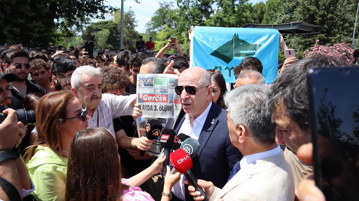 umitozdag's tweet photo. Antalya’da Akdeniz Üniversitesi öğrencileri ile birlikte yurtlarda yaşanan intiharların üzerine gitmeyen, öğrencilerine gereken ilgiyi göstermeyen üniversite yönetimini göreve davet ettik. Zafer Partisi Türk gençliğinin yanında olmaya devam edecek. https://t.co/rsZSEnUJKY