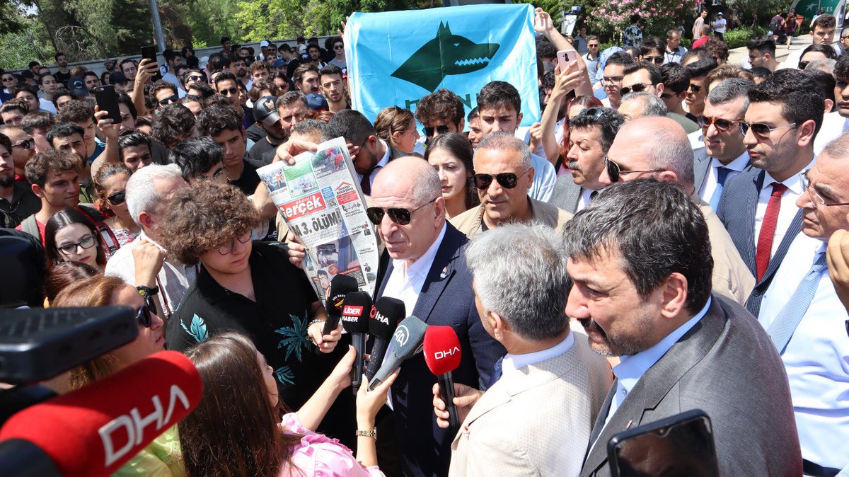 umitozdag's tweet photo. Antalya’da Akdeniz Üniversitesi öğrencileri ile birlikte yurtlarda yaşanan intiharların üzerine gitmeyen, öğrencilerine gereken ilgiyi göstermeyen üniversite yönetimini göreve davet ettik. Zafer Partisi Türk gençliğinin yanında olmaya devam edecek. https://t.co/rsZSEnUJKY