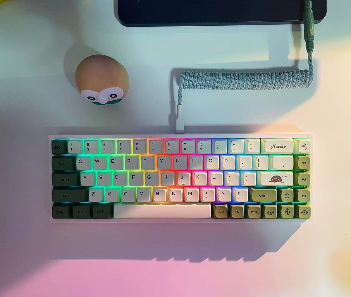 izgalala's tweet photo. Cozy with IZGA 😂🤣
NJ68 / 65% life 🍵 ft. モクロー (Rowlet) 🍃🦉
Pokémon PLAMO (POKEPLA) Quick 10
#matcha #keyboard #keycaps #keydous #computercable #pokémon #pokemon #pokepla #pokémonplamo #rowlet https://t.co/Mncq80KWP9
