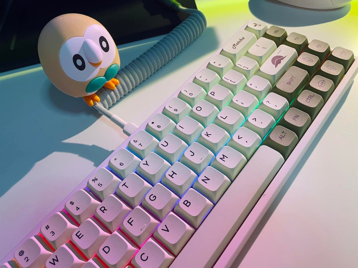 izgalala's tweet photo. Cozy with IZGA 😂🤣
NJ68 / 65% life 🍵 ft. モクロー (Rowlet) 🍃🦉
Pokémon PLAMO (POKEPLA) Quick 10
#matcha #keyboard #keycaps #keydous #computercable #pokémon #pokemon #pokepla #pokémonplamo #rowlet https://t.co/Mncq80KWP9
