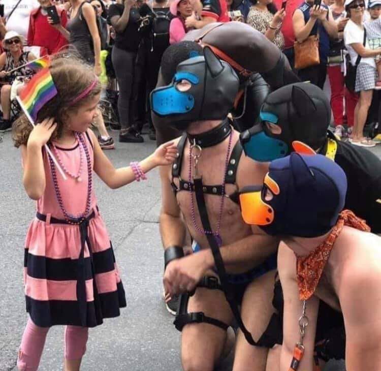 Hartes_Geld's tweet photo. Aus dem Universum der Bunten:
Da werden Kinder zu #Pride-Aufmärschen gekarrt, während ihnen im Fasching verboten wird, sich selbst als Indianer oder Prinzessin zu verkleiden.
Man will ja 'kultursensibel' sein und keine 'Stereotype' fördern! https://t.co/cddCW2tjDn