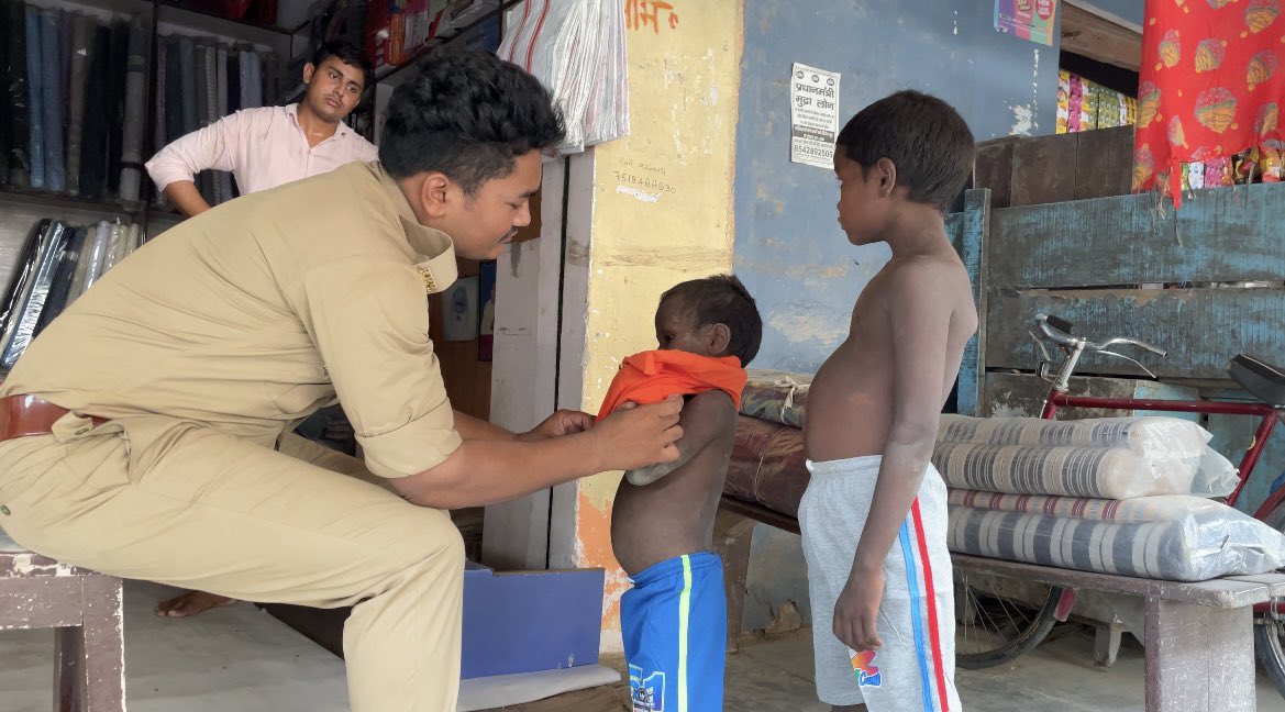 helping_upp's tweet photo. जय हिन्द 
थाना -भदोही
इतनी कड़ी धूप में बच्चे परेशान थे । हमने पैसे न देकर बच्चों को जरुरत की समान दिलाया ..जब बच्चों को पैसे नही मिलेंगे तो मजबूरन माँ बाप इनको स्कूल भेजेंगे जिससे ये शिक्षित होंगे ..आगे चलकर गलत कदम नही उठायेंगे 
@Uppolice @aspbdi @bhadohipolice @helping_upp https://t.co/gZnAaAuMSF