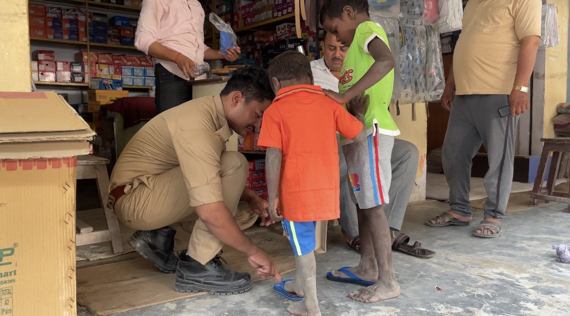 helping_upp's tweet photo. जय हिन्द 
थाना -भदोही
इतनी कड़ी धूप में बच्चे परेशान थे । हमने पैसे न देकर बच्चों को जरुरत की समान दिलाया ..जब बच्चों को पैसे नही मिलेंगे तो मजबूरन माँ बाप इनको स्कूल भेजेंगे जिससे ये शिक्षित होंगे ..आगे चलकर गलत कदम नही उठायेंगे 
@Uppolice @aspbdi @bhadohipolice @helping_upp https://t.co/gZnAaAuMSF