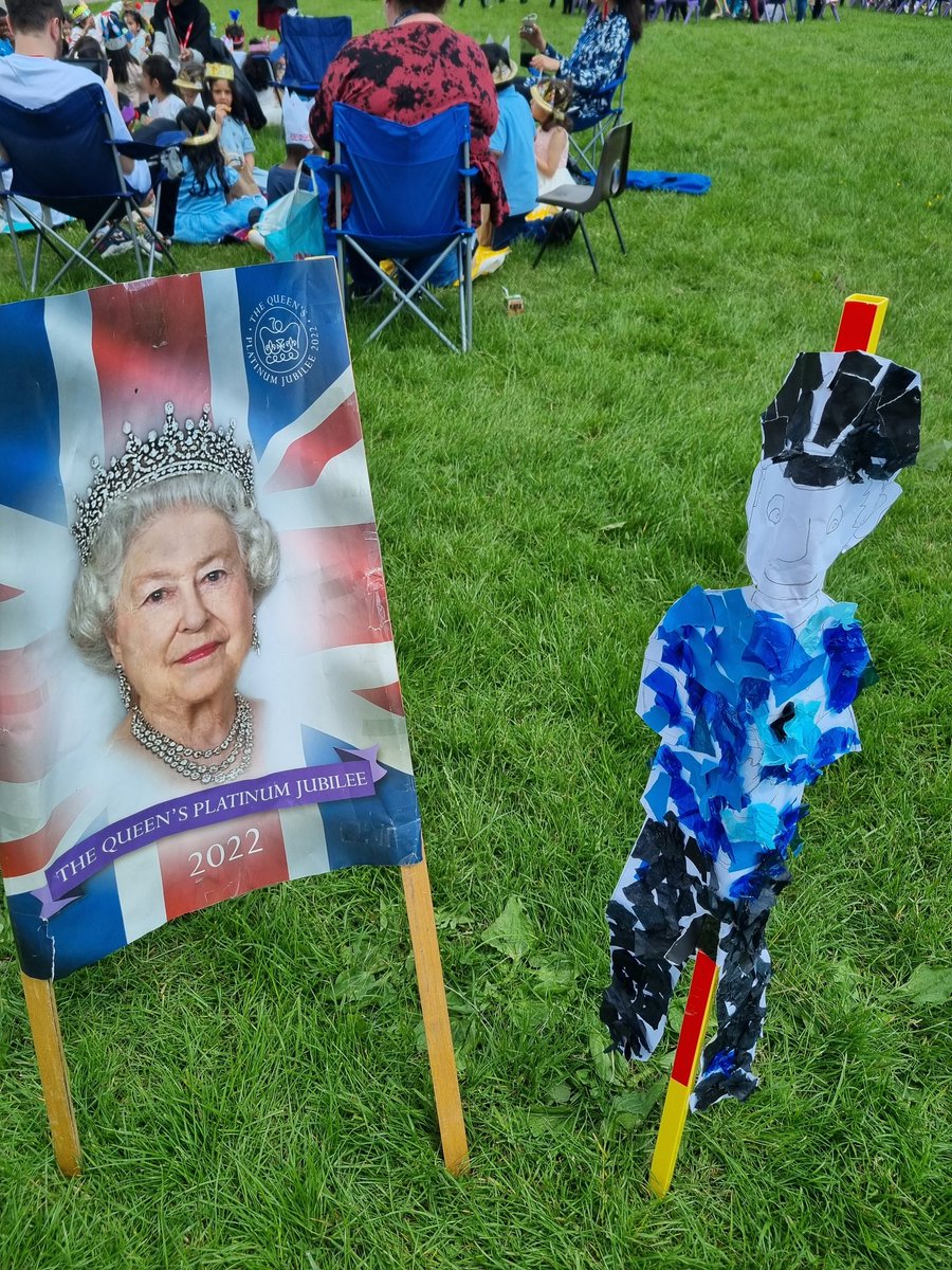 MissChick14's tweet photo. What a wonderful afternoon for blue &amp; orange groups! A picnic on the field with all our friends and her Royal Highness Queen Elizabeth! @NurseryBirchPS @BirchfieldsPS https://t.co/mKQEkxZy2L