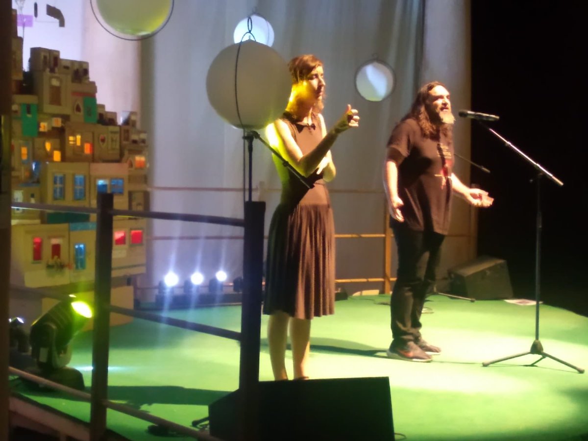 Anoche contando en el <a href="/MaratonCuentosG/">MaratónCuentosGuada</a>, otro momento de felicidad.
Qué regalo de días y de noches 🥰
#NarraciónOral #31MaratónCuentos