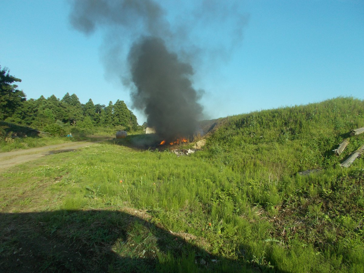 YeeLing07797034's tweet photo. 多古町南並木の野焼き風景　ビニールなどを燃やして黒い煙を出している https://t.co/uae17n5b9x