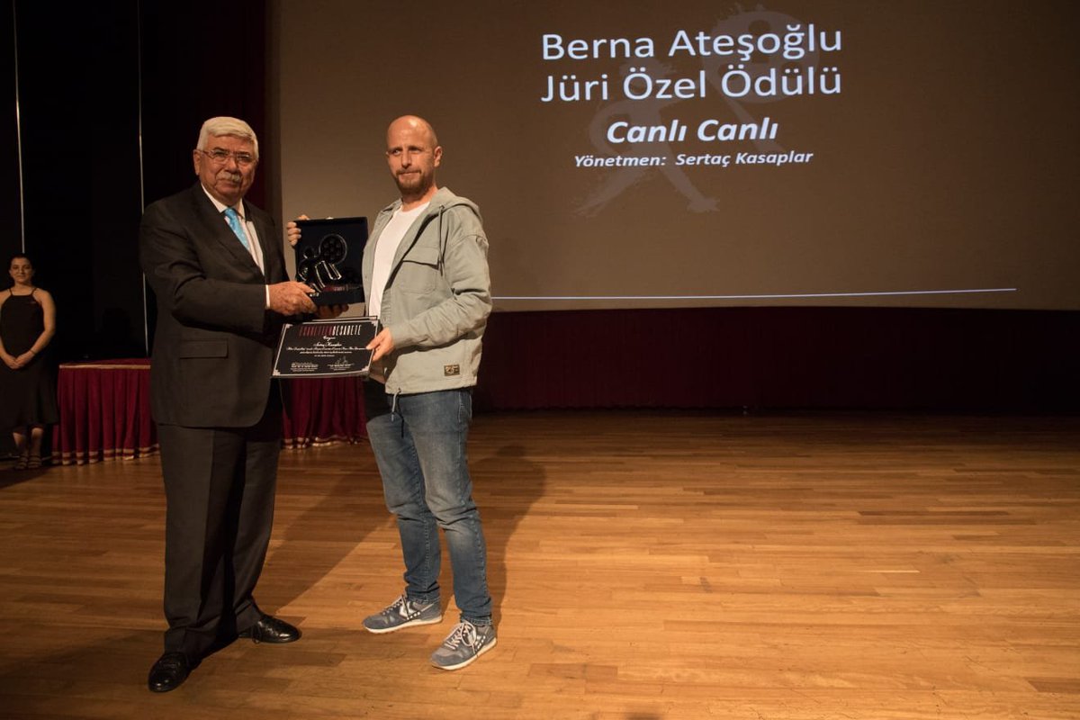 esrttncsrt's tweet photo. 5. Esaretten Cesarete Kısa Film Yarışması’nın kazanan filmleri belli oldu!

Drama Kategorisi Berna Ateşoğlu Jüri Özel Ödülüne “Canlı Canlı” filmi layık görüldü.

“Canlı Canlı" filminde emeği geçen herkesi tebrik ediyor, yarışmacılarımıza başarılarının devamını diliyoruz. 🤩 https://t.co/1fRsODGhK3