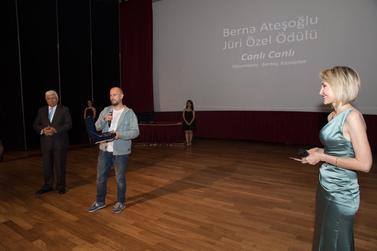 esrttncsrt's tweet photo. 5. Esaretten Cesarete Kısa Film Yarışması’nın kazanan filmleri belli oldu!

Drama Kategorisi Berna Ateşoğlu Jüri Özel Ödülüne “Canlı Canlı” filmi layık görüldü.

“Canlı Canlı" filminde emeği geçen herkesi tebrik ediyor, yarışmacılarımıza başarılarının devamını diliyoruz. 🤩 https://t.co/1fRsODGhK3
