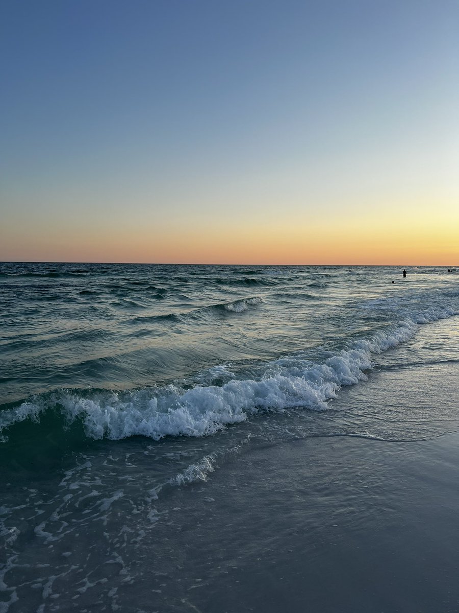 DestinyFonseca3's tweet photo. I miss the beach :/ https://t.co/H9mK3lwx38