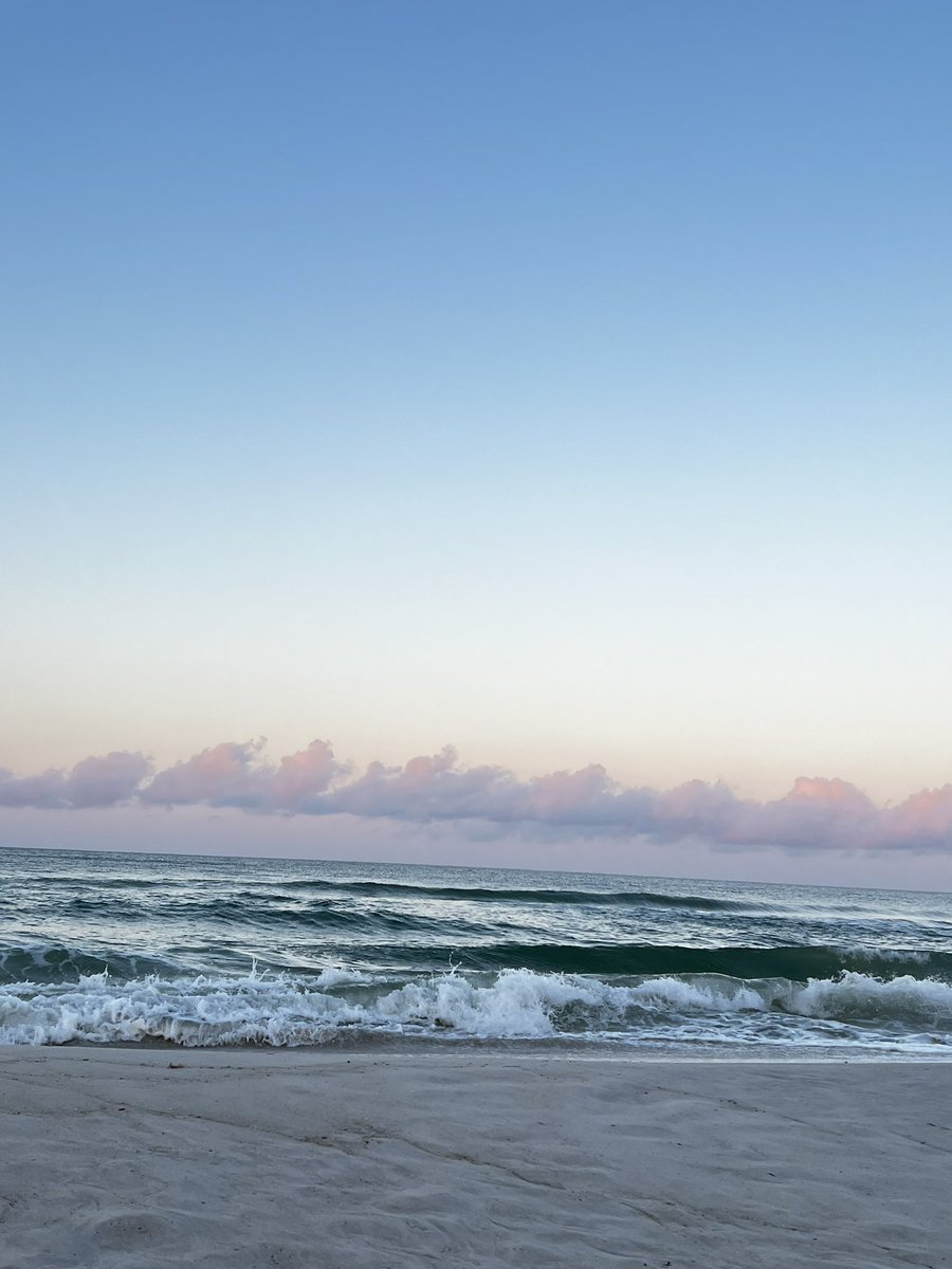 DestinyFonseca3's tweet photo. I miss the beach :/ https://t.co/H9mK3lwx38