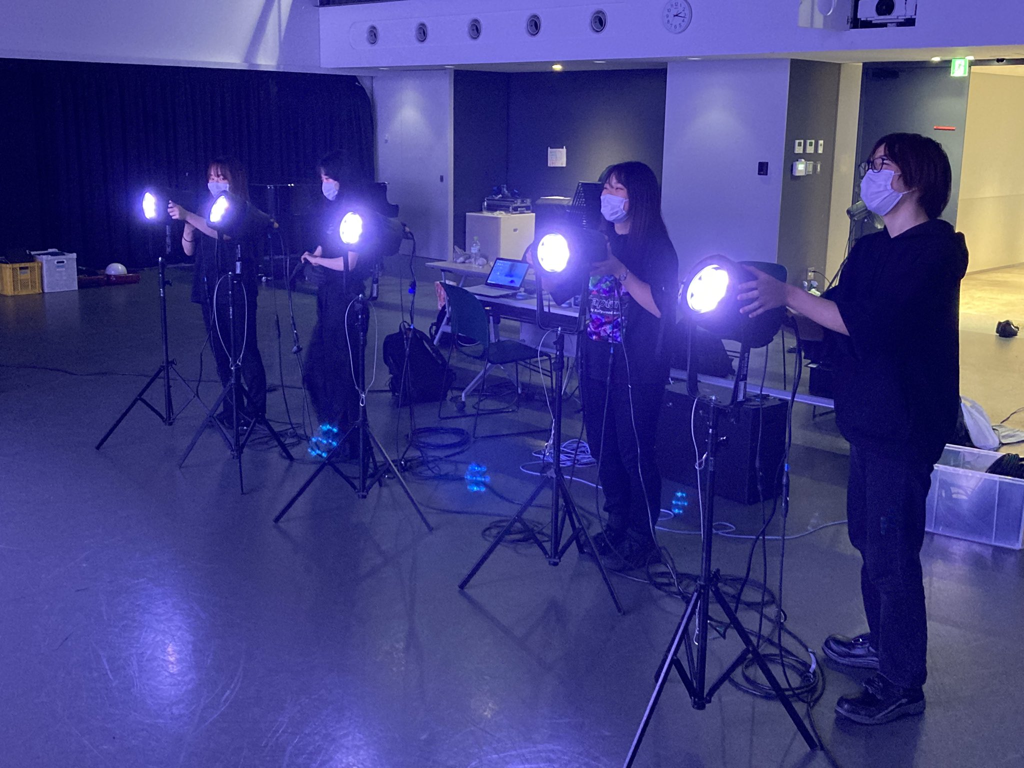 鈴木 悟 舞台照明家 照明 講師を務めている洗足学園音楽大学音楽環境創造コースにて 今週の実習は学年の進捗に合わせてledの取り扱いや演劇 ミュージカルの舞台照明 プランについて学びました 今月末には3学年合同でオペラの照明に挑戦する予定です