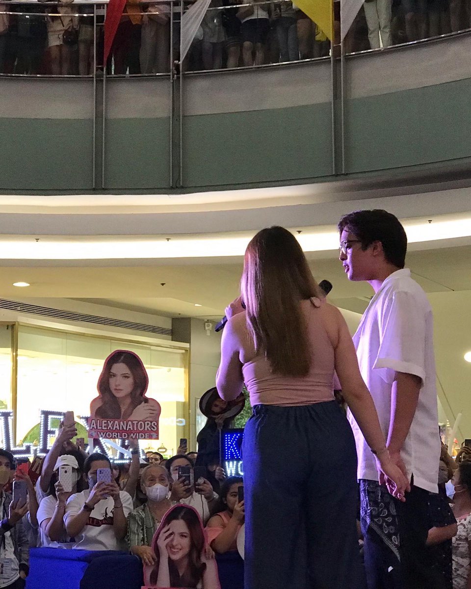 DreamscapePH's tweet photo. KDLex performs their song “Misteryo” at the #RunToMe mall show at SM City Manila https://t.co/iqIaosvKDg