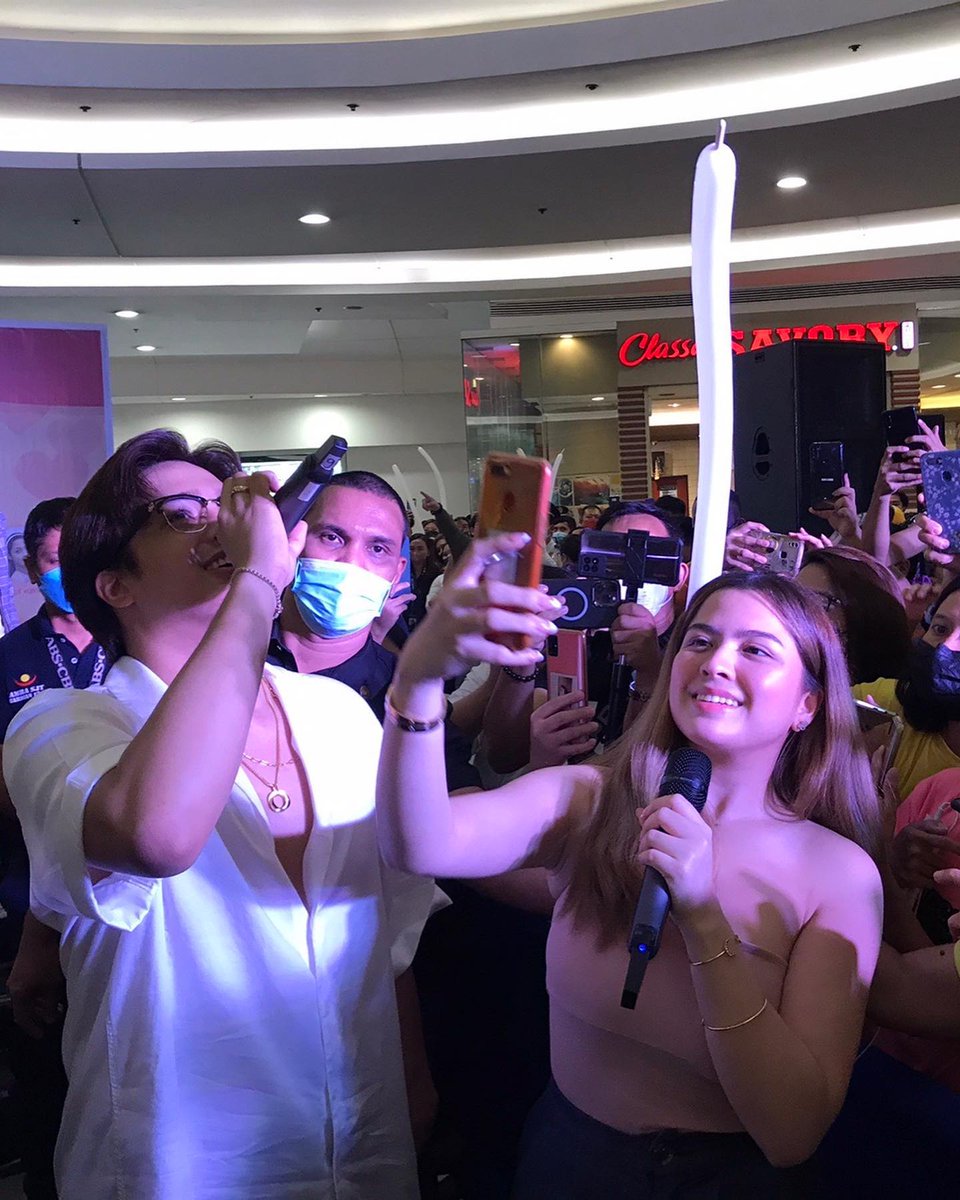 DreamscapePH's tweet photo. KDLex performs their song “Misteryo” at the #RunToMe mall show at SM City Manila https://t.co/iqIaosvKDg