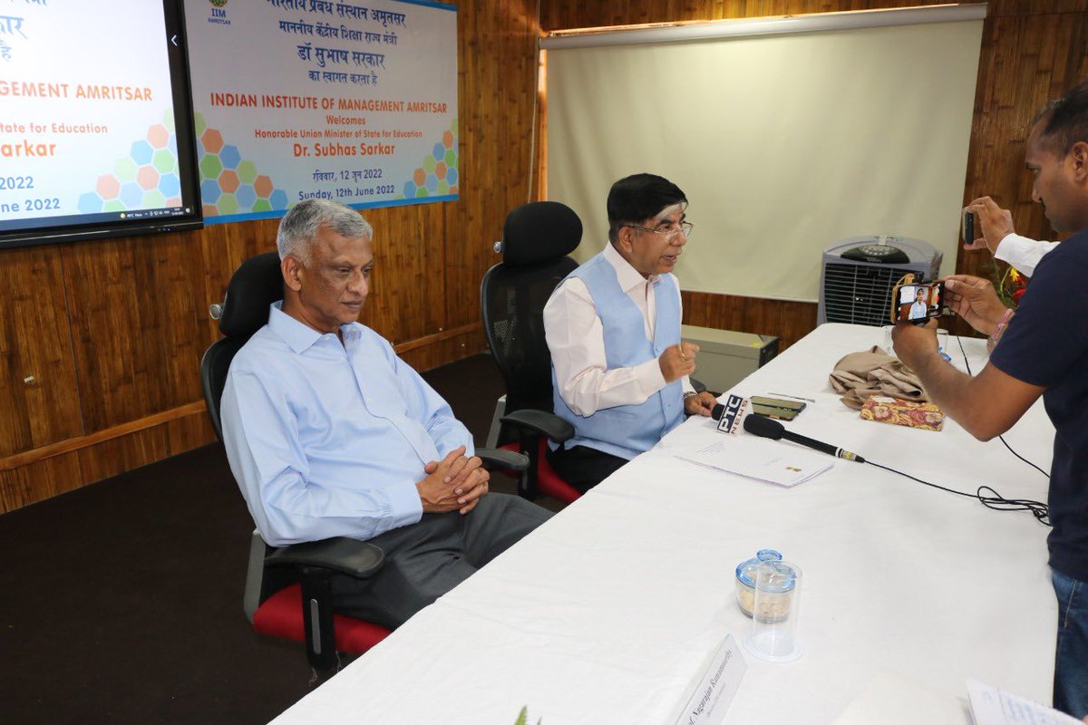 Drsubhassarkar's tweet photo. Glad to visit and address at Indian Institute of Managment, Amritsar today.

Interacted with the faculty and students and discussed about their experiences. @IIMAmritsar https://t.co/Lqzzf827Qj
