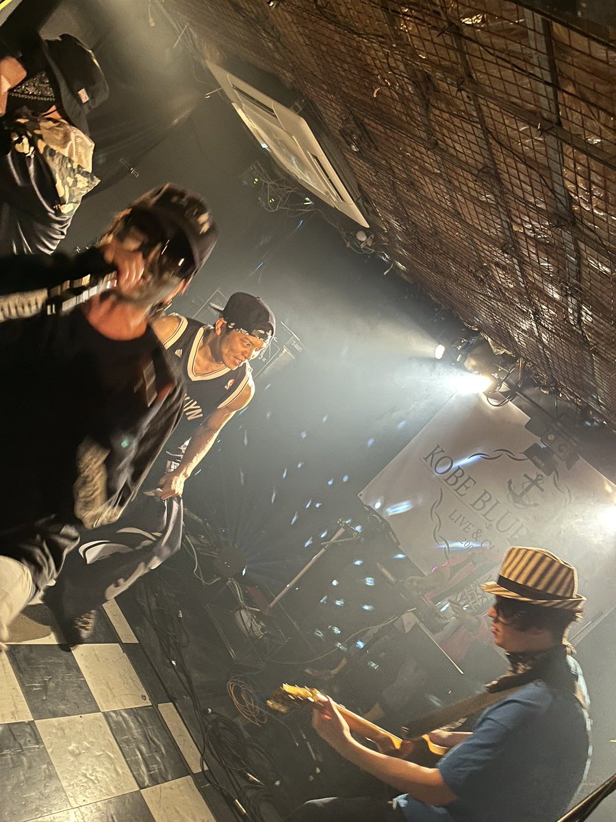 junction_logos's tweet photo. 昨日ですが、神戸BLUE PORTにてライブありがとうございました!!
演る側としても観る側としても最高に楽しいライブでした🔥
#神戸BLUEPORT
#C-LA
#JUNCTIONLOGOS
#Craftynawe https://t.co/Z5OMuz5ZLq