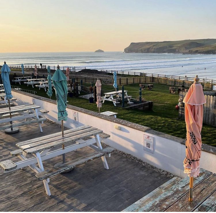 Sunset dining 🙌 captured by @eatdrinkcornwall 

#cornwall #polzeath #beach #crackingcrab